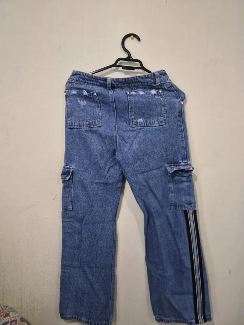 Jeans azul desgastado con bolsillos - 2