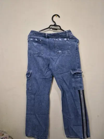 Jeans azul desgastado con bolsillos - miniatura 2