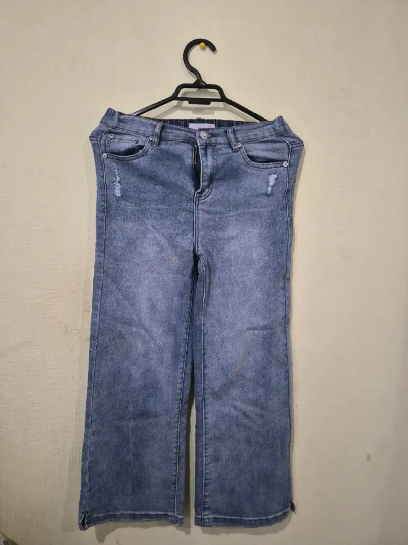 Jeans azul desgastado con bolsillos - 3