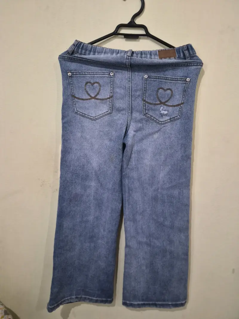 Jeans azul desgastado con bolsillos - 4