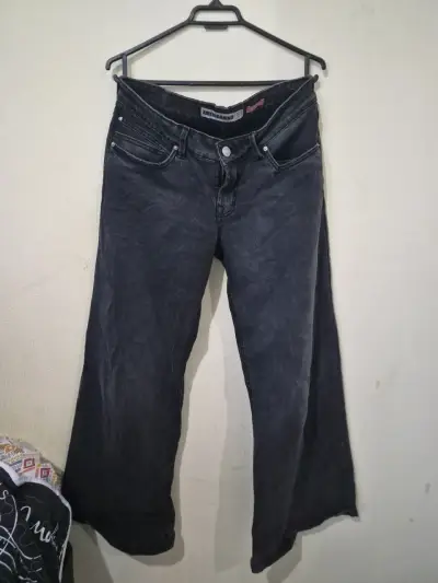 Jeans negros acampanados - miniatura 1