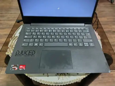 Laptop Lenovo con sticker DJUCED - miniatura 1