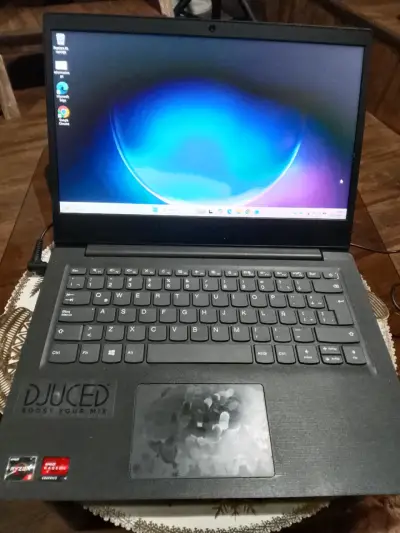 Laptop Lenovo con sticker DJUCED - miniatura 2