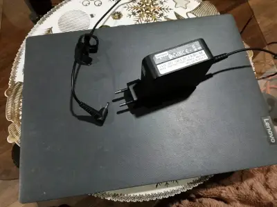 Laptop Lenovo con sticker DJUCED - miniatura 3