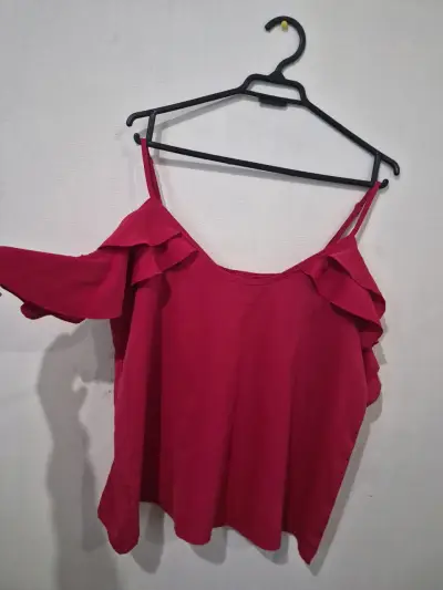 Blusa roja con volantes - miniatura 1