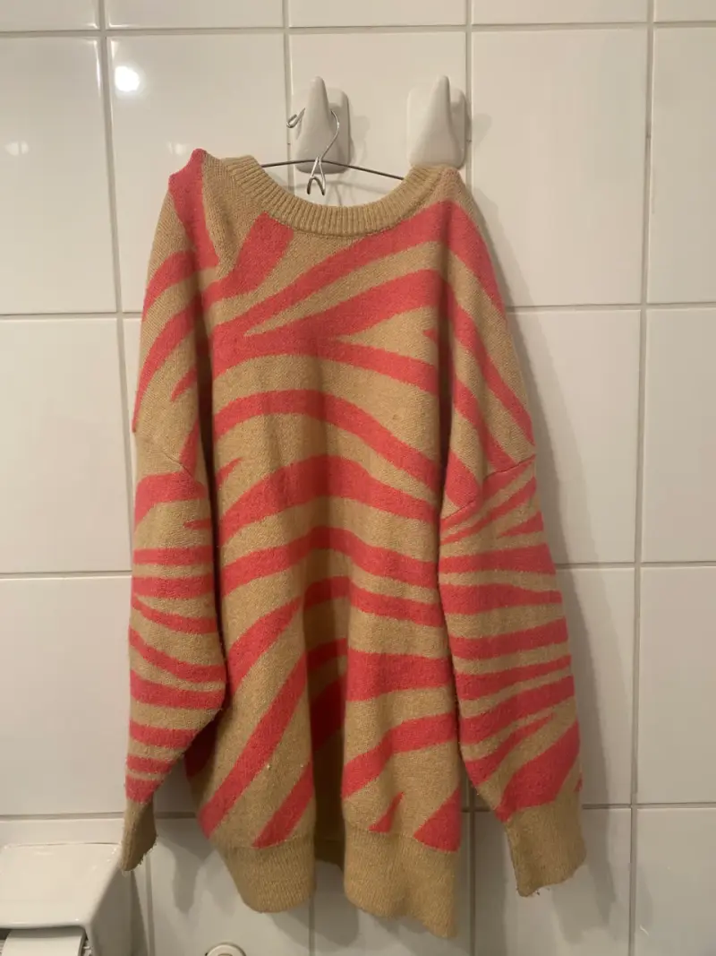 Suéter a rayas beige y rosa