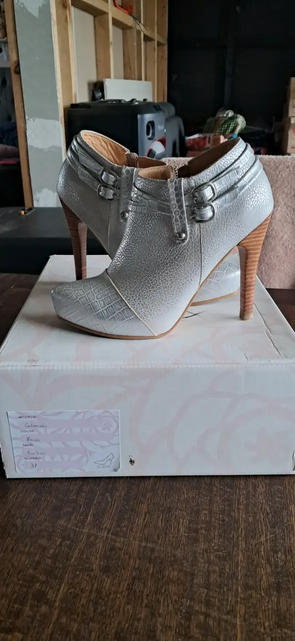 Botines plateados con taco alto