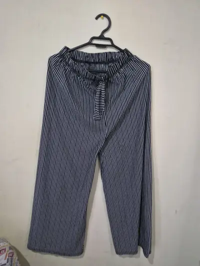 Pantalones a rayas blanco y negro - miniatura 1