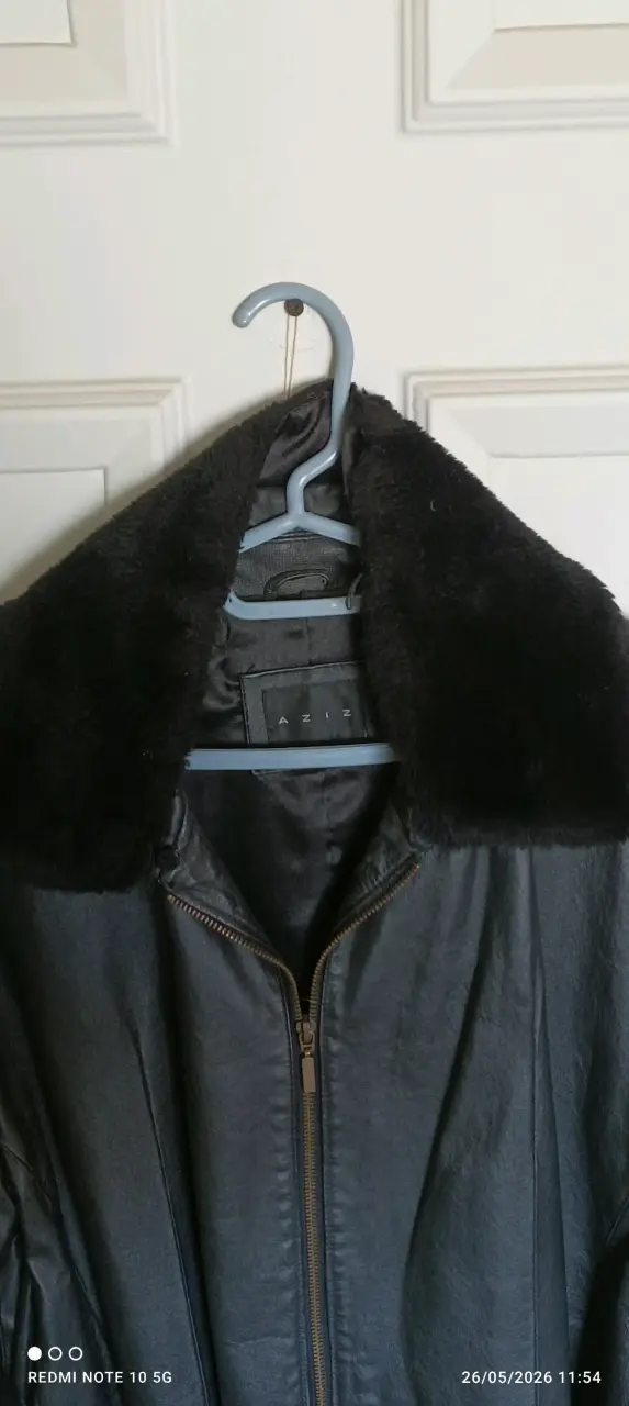 Chaqueta negra con cuello de piel