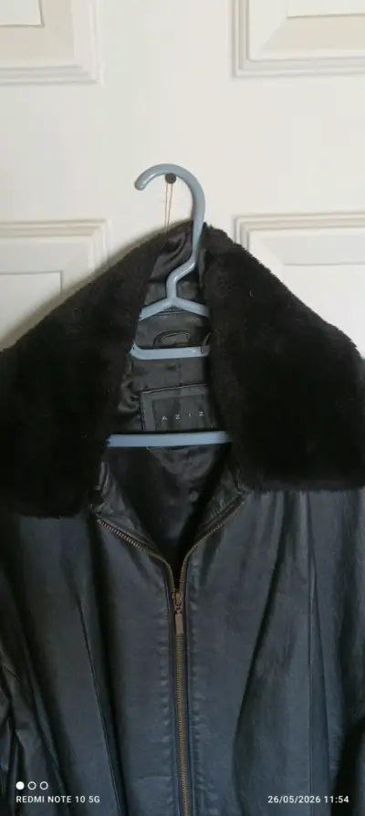 Chaqueta negra con cuello de piel - miniatura 1