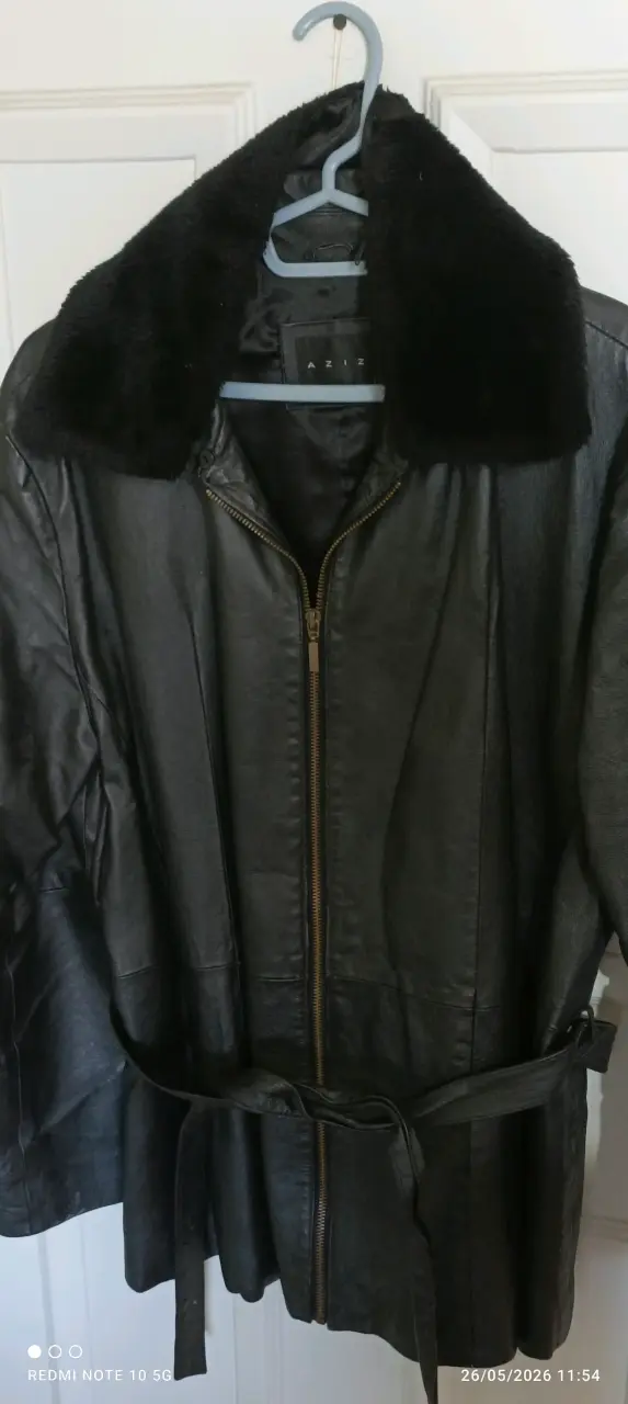 Chaqueta negra con cuello de piel - 2