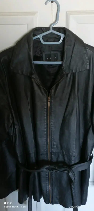 Chaqueta negra con cuello de piel - miniatura 3