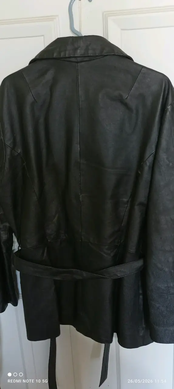 Chaqueta negra con cuello de piel - 4