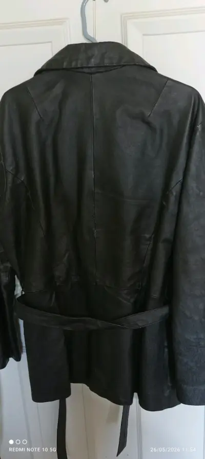 Chaqueta negra con cuello de piel - miniatura 4