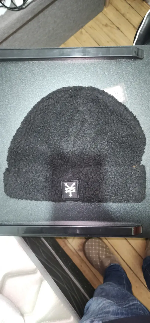 Gorro polar negro con etiqueta