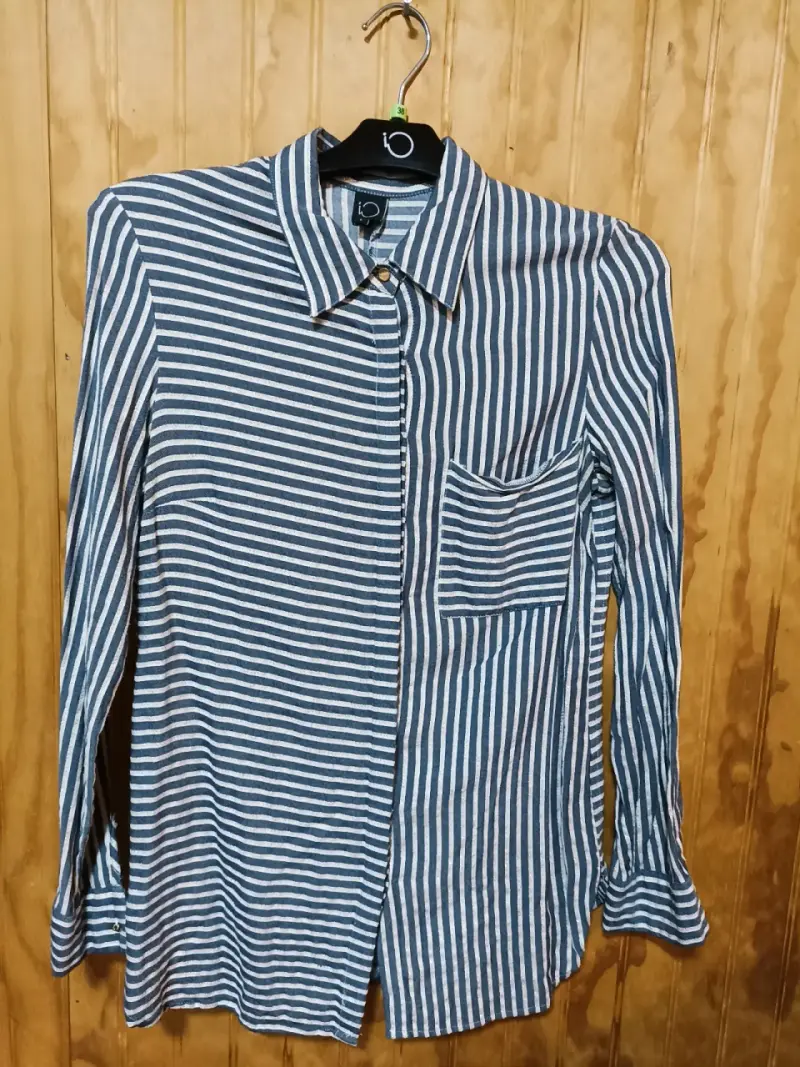 Camisa rayada azul y blanca - 1