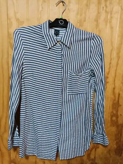 Camisa rayada azul y blanca - miniatura 1