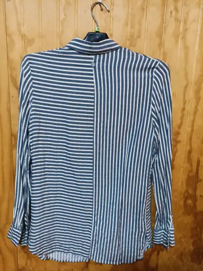 Camisa rayada azul y blanca - miniatura 2