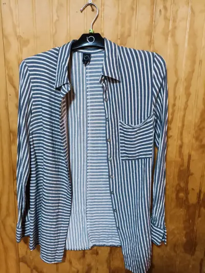 Camisa rayada azul y blanca - miniatura 3