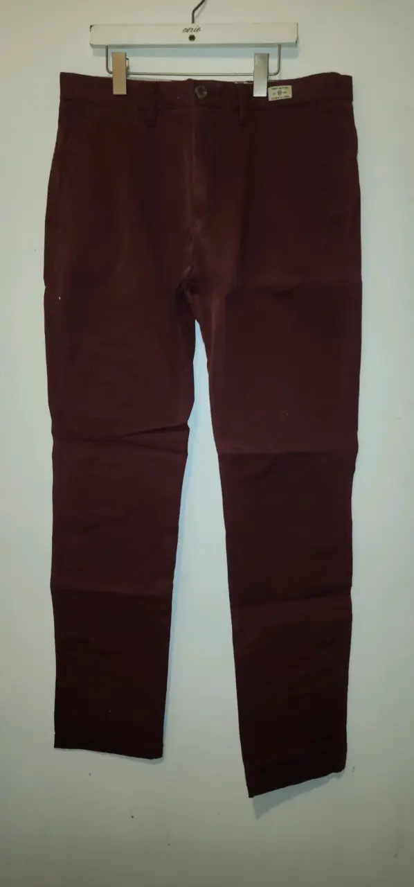 Pantalones chino burdeos hombre marca tommy.