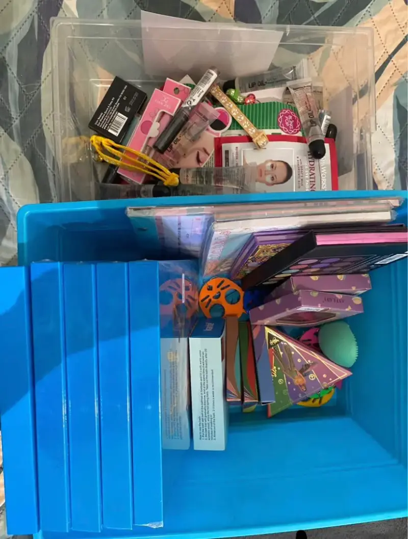 Lote de maquillaje, papelería, entre otros - 1
