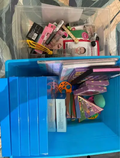 Lote de maquillaje, papelería, entre otros - miniatura 1