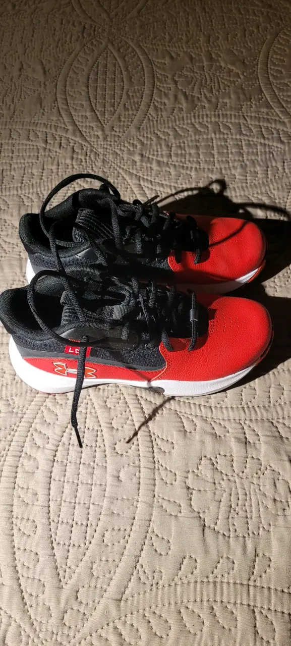 Zapatillas deportivas basquet rojas y negras - 1