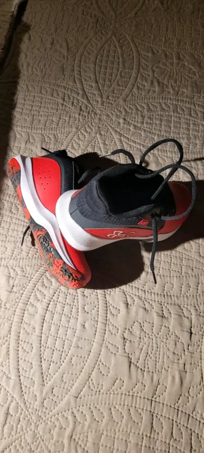 Zapatillas deportivas basquet rojas y negras - miniatura 3