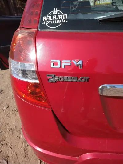 Auto SUV rojo DFm modelo h 30 Cross elegante - miniatura 2