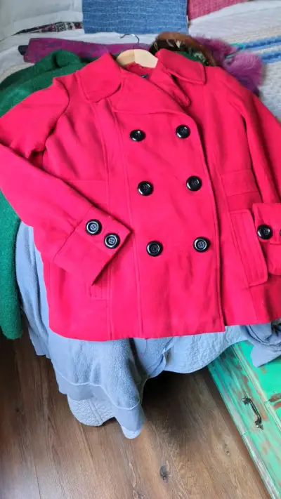 Abrigo rojo mujer elegante - miniatura 2