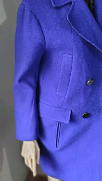 Abrigo azul cobalto elegante - miniatura 4