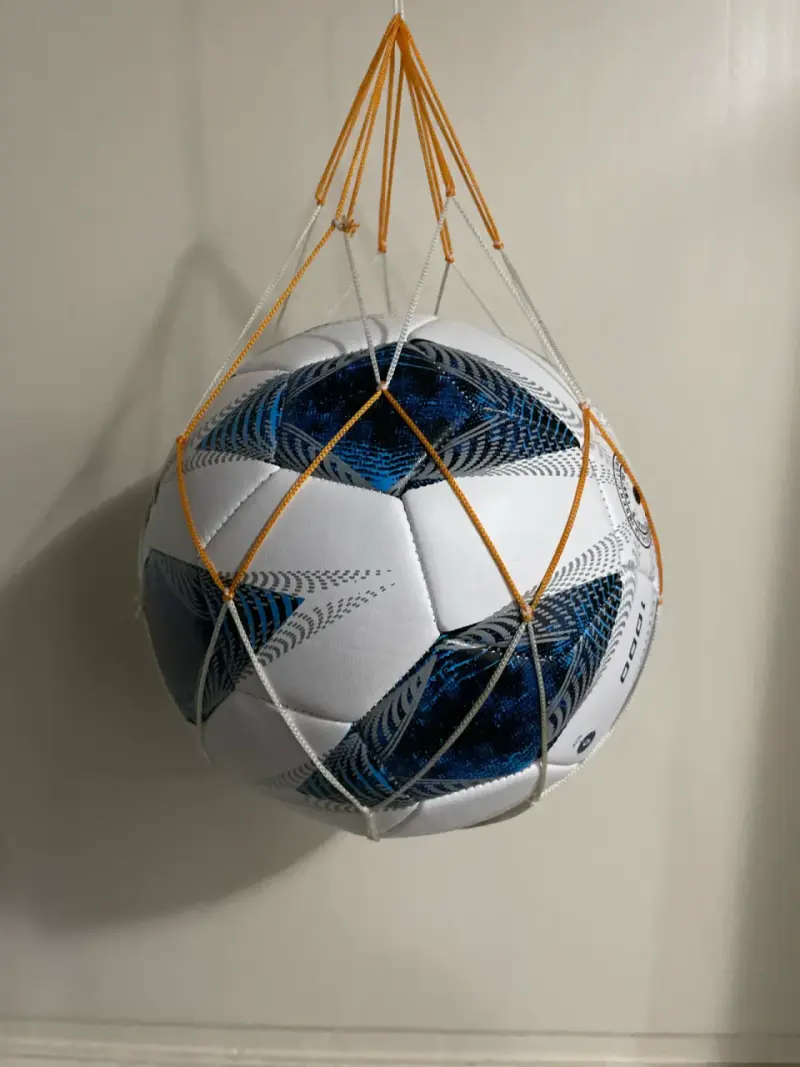 Pelota de fútbol en malla colgante - 1
