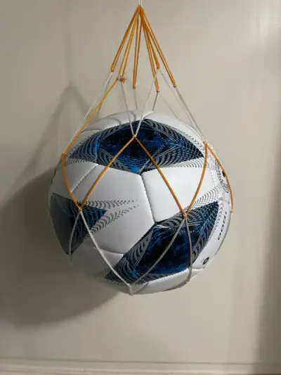 Pelota de fútbol en malla colgante - miniatura 1