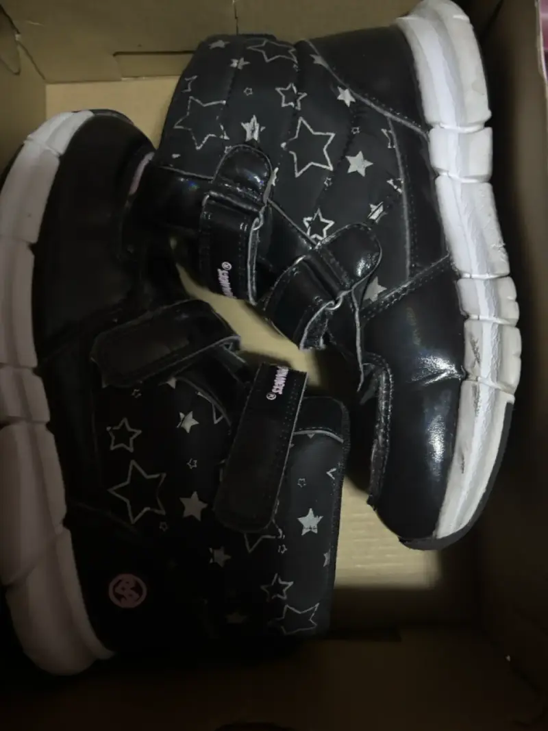 Botas infantiles negras con estrellas