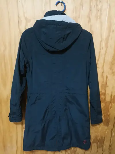 Parka negra con capucha - miniatura 2