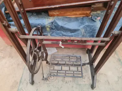 Base metálica para máquina de coser - miniatura 1