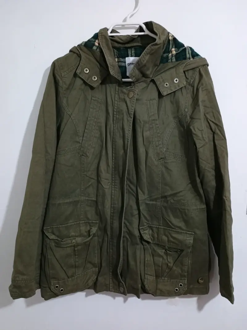 Chaqueta verde con capucha