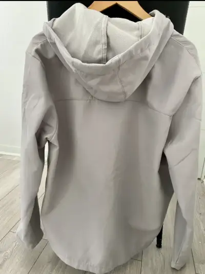 Chaqueta gris con capucha - miniatura 2
