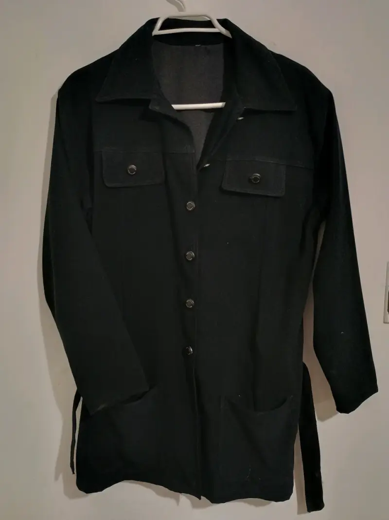 Chaqueta negra abotonada