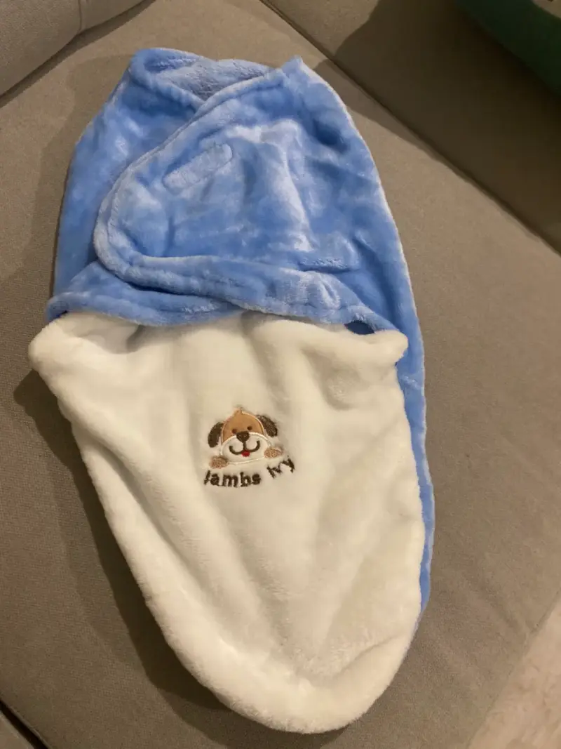 Manta para bebé azul y blanca - 1