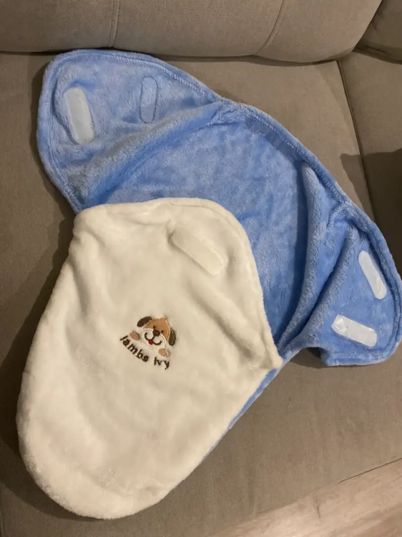 Manta para bebé azul y blanca - 2