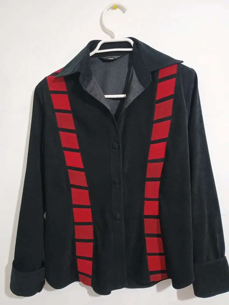 Camisa negra con diseño rojo