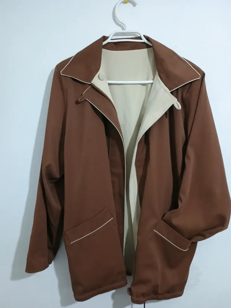 Chaqueta marrón con forro beige