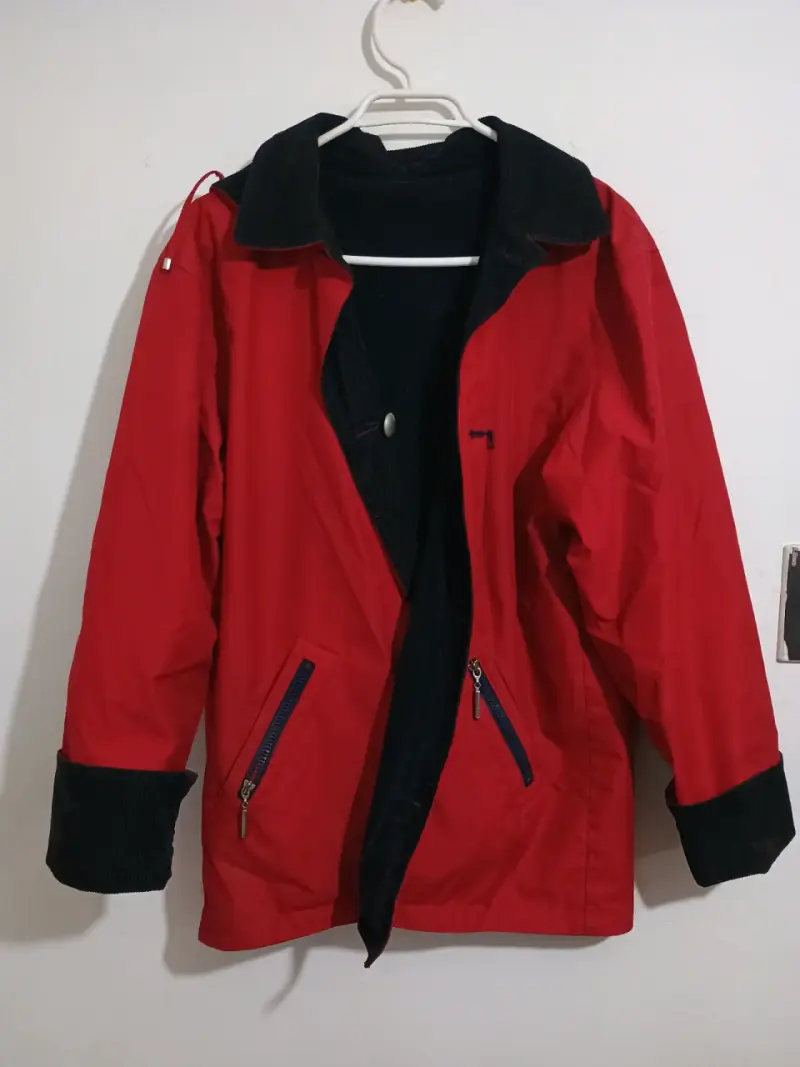 Chaqueta roja con interior negro