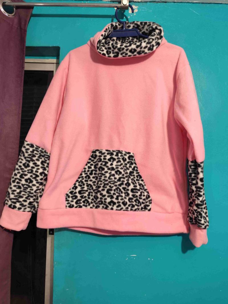Polerón polar rosado con estampado animal print - 1