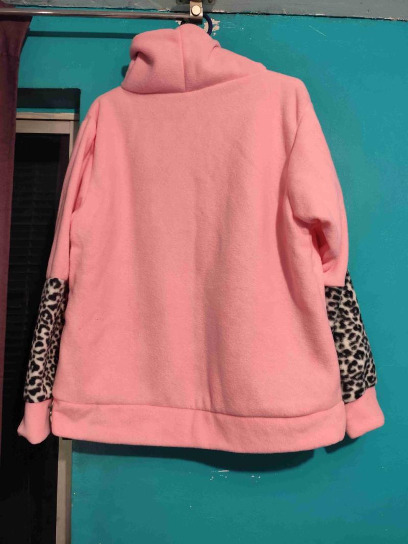 Polerón polar rosado con estampado animal print - 2