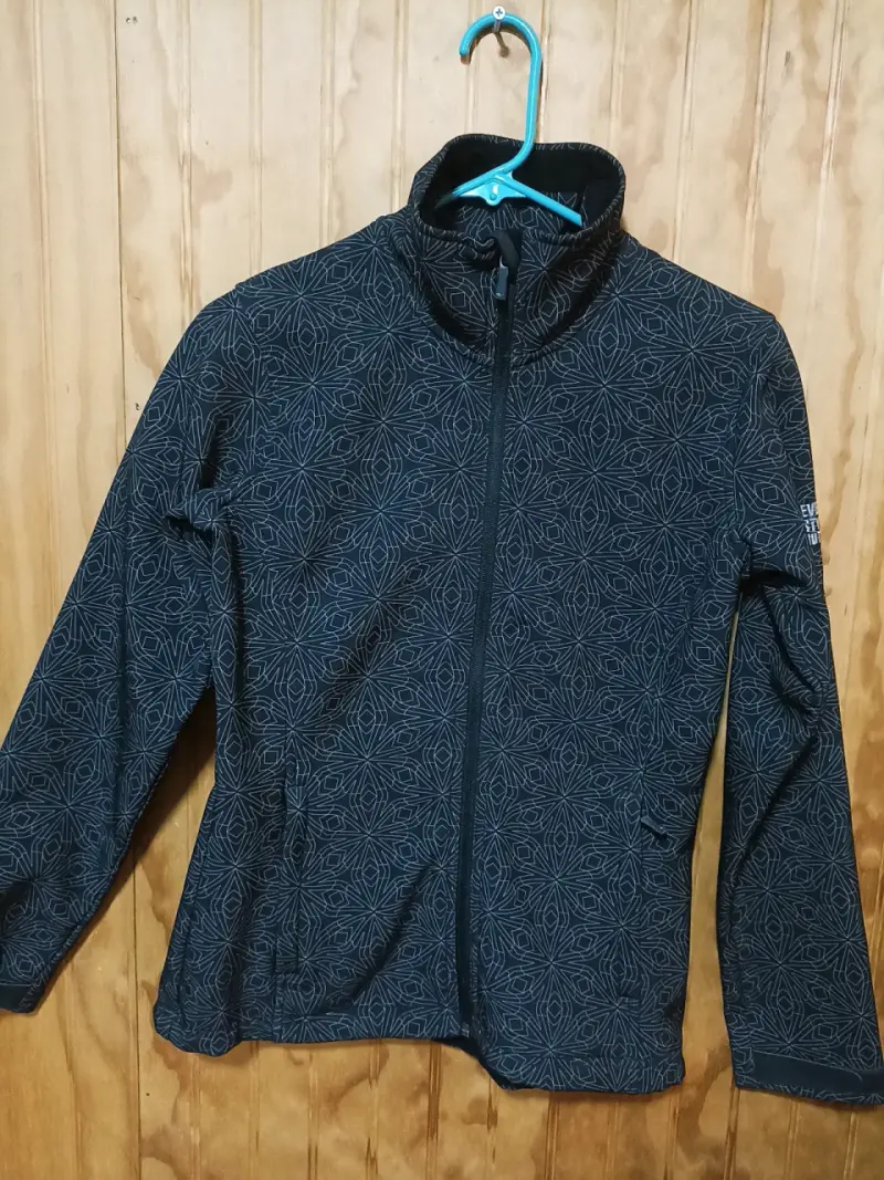 Chaqueta deportiva negra con estampado - 1