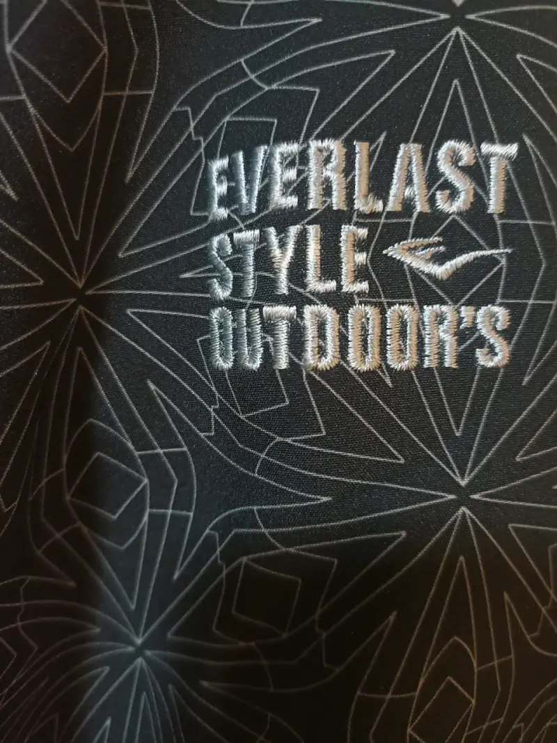Chaqueta deportiva negra con estampado - 5