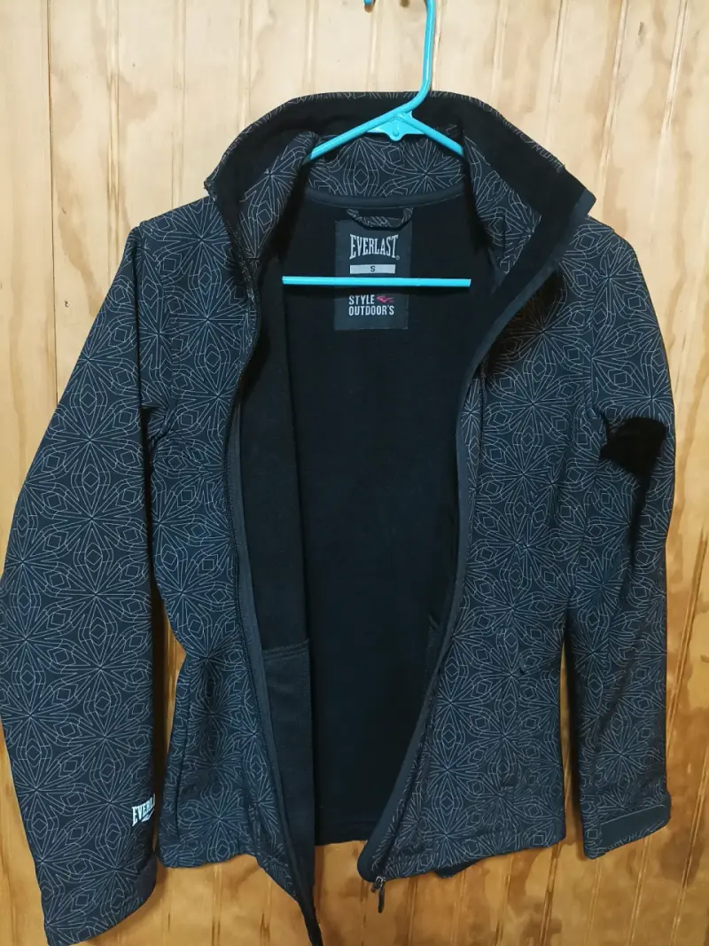 Chaqueta deportiva negra con estampado - 6