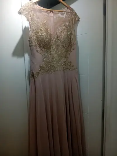 Vestido largo encaje dorado - miniatura 1